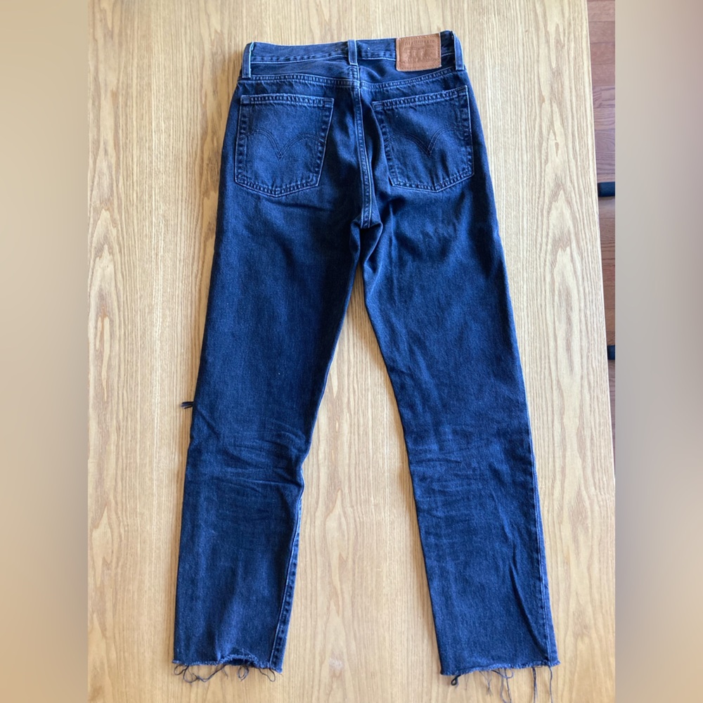 Levi’s Premium Black Distressed Wedgie Straight Jeans - Size 25x28 - Picture 4 of 6